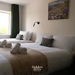 Hidden Acres- With Double & Single Bed, Малахайд